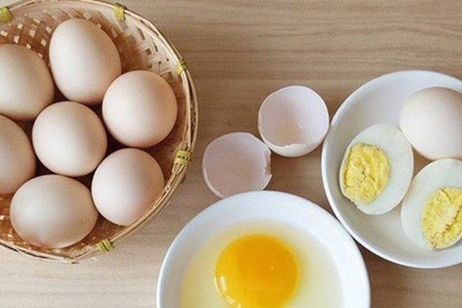Trứng gà tươi trong giỏ, trứng luộc bóc vỏ trên đĩa, và lòng đỏ trứng trong chén