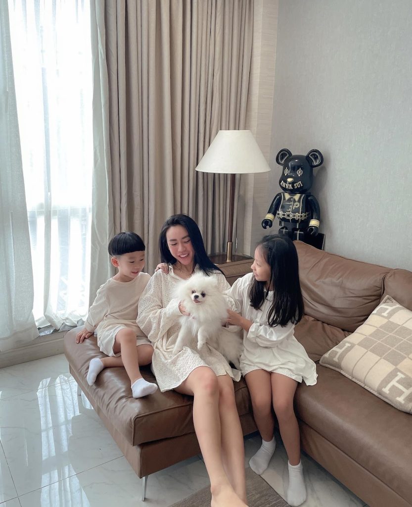 Chó phốc sóc Pomeranian cùng chủ nuôi trong phòng khách